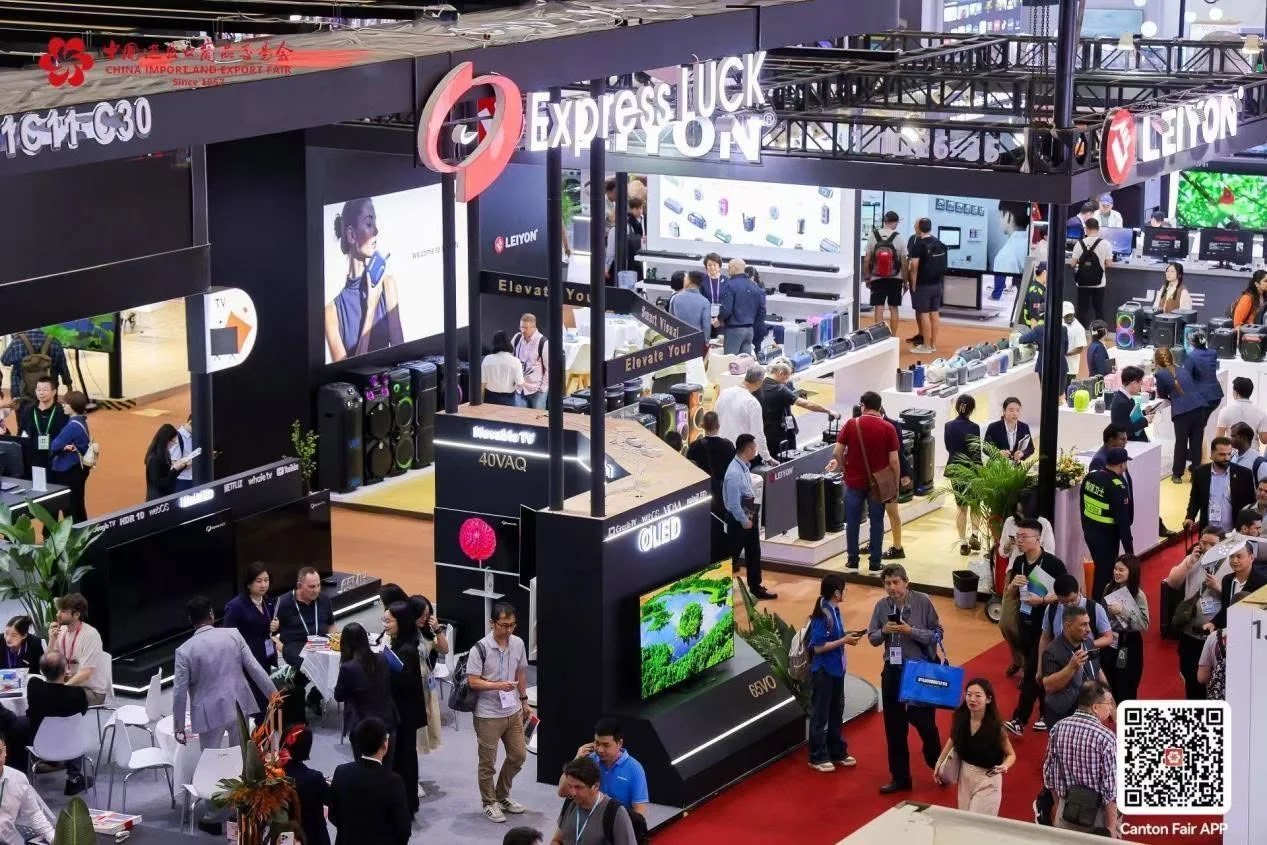 Electronics and commercial product booths with buyers at the Canton Fair
